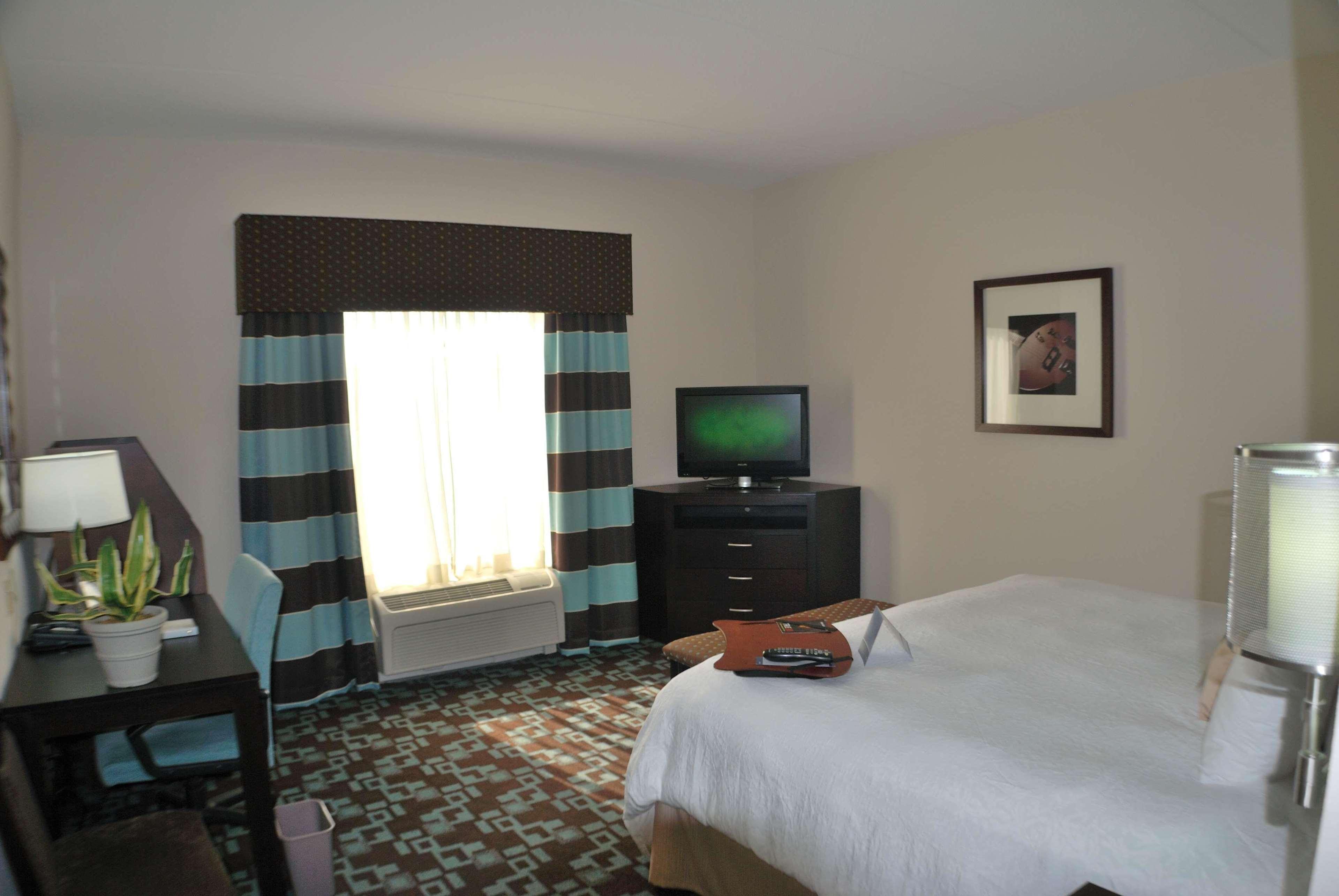 Hampton Inn & Suites Nashville At Opryland Room photo