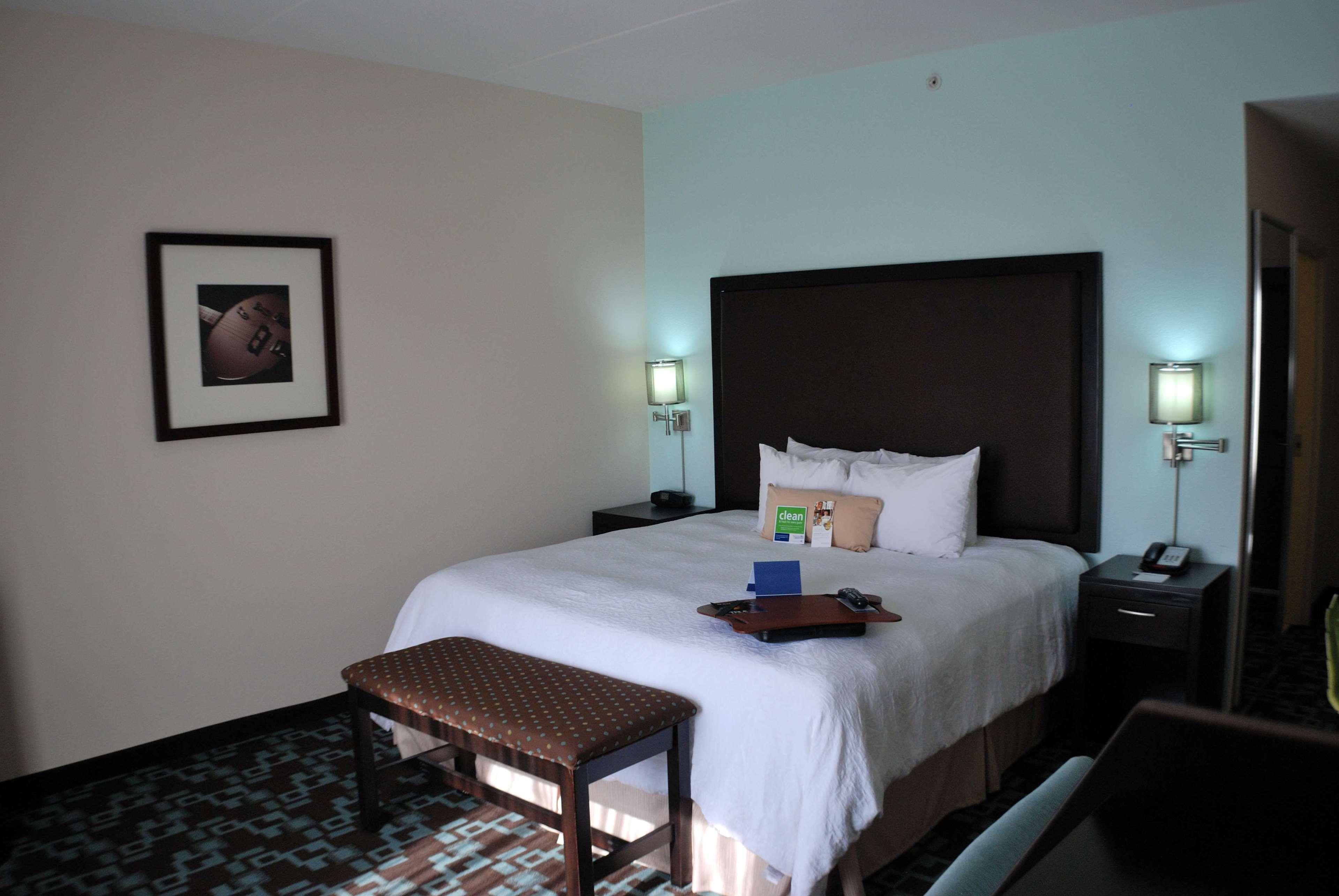 Hampton Inn & Suites Nashville At Opryland Room photo