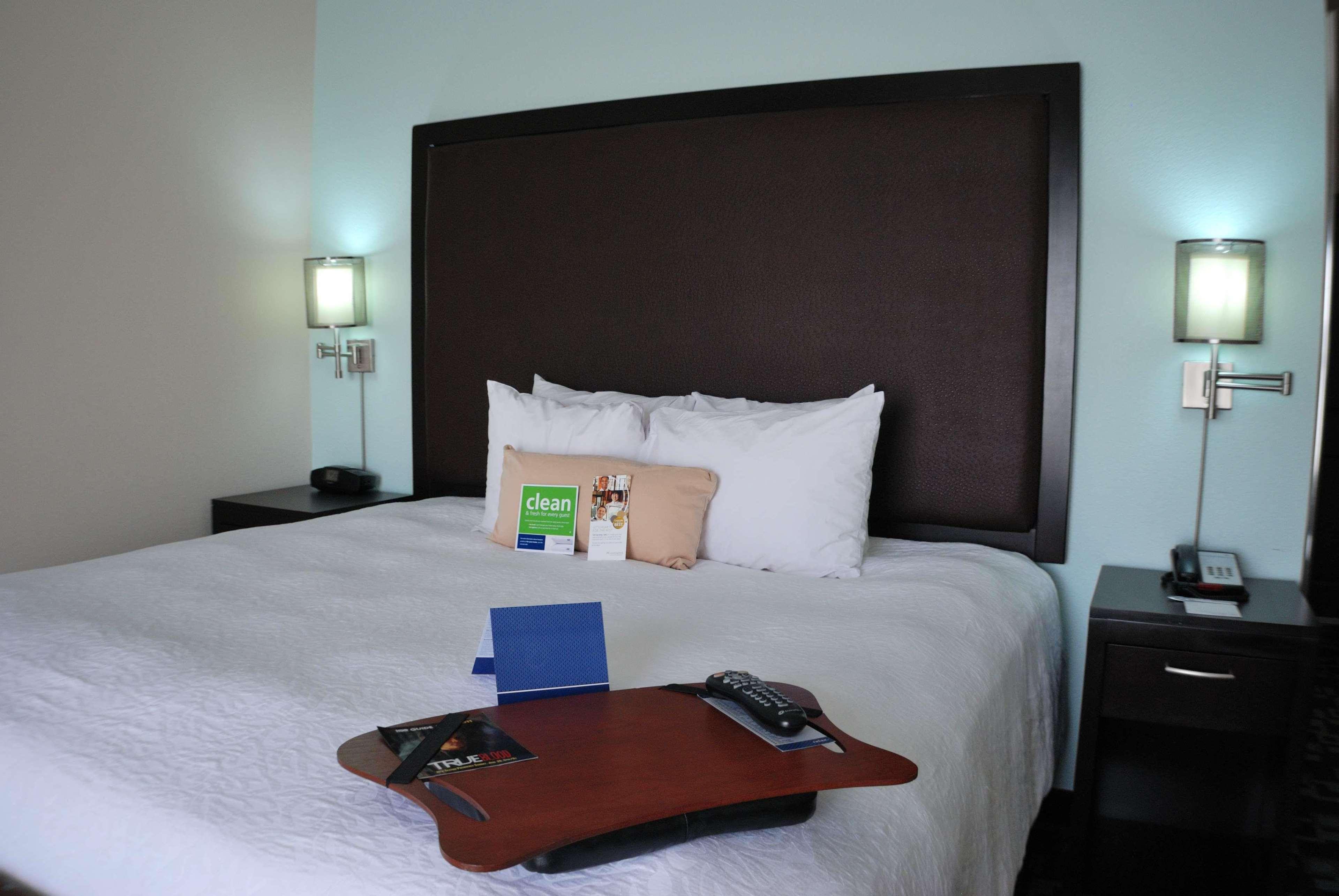 Hampton Inn & Suites Nashville At Opryland Room photo