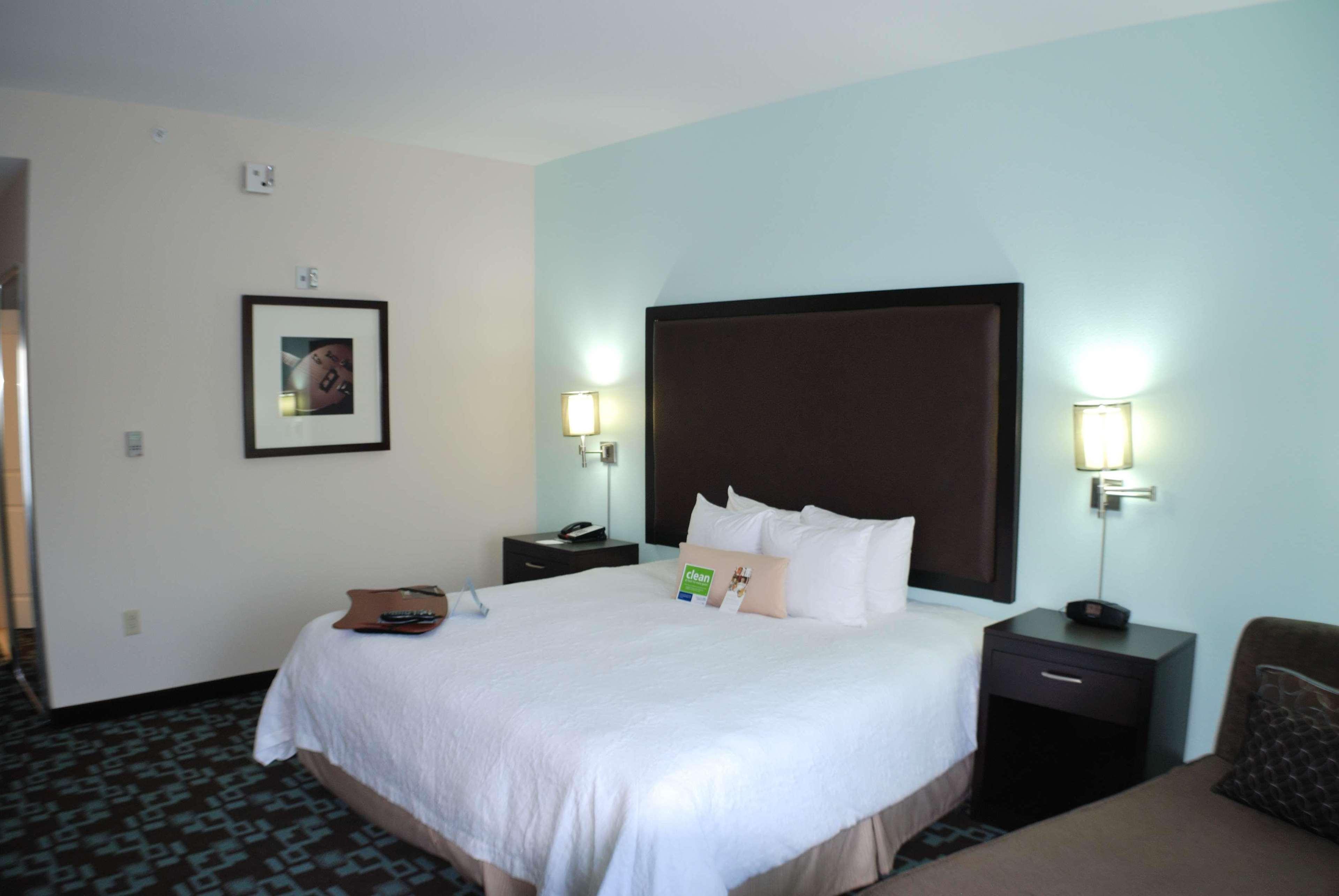 Hampton Inn & Suites Nashville At Opryland Room photo